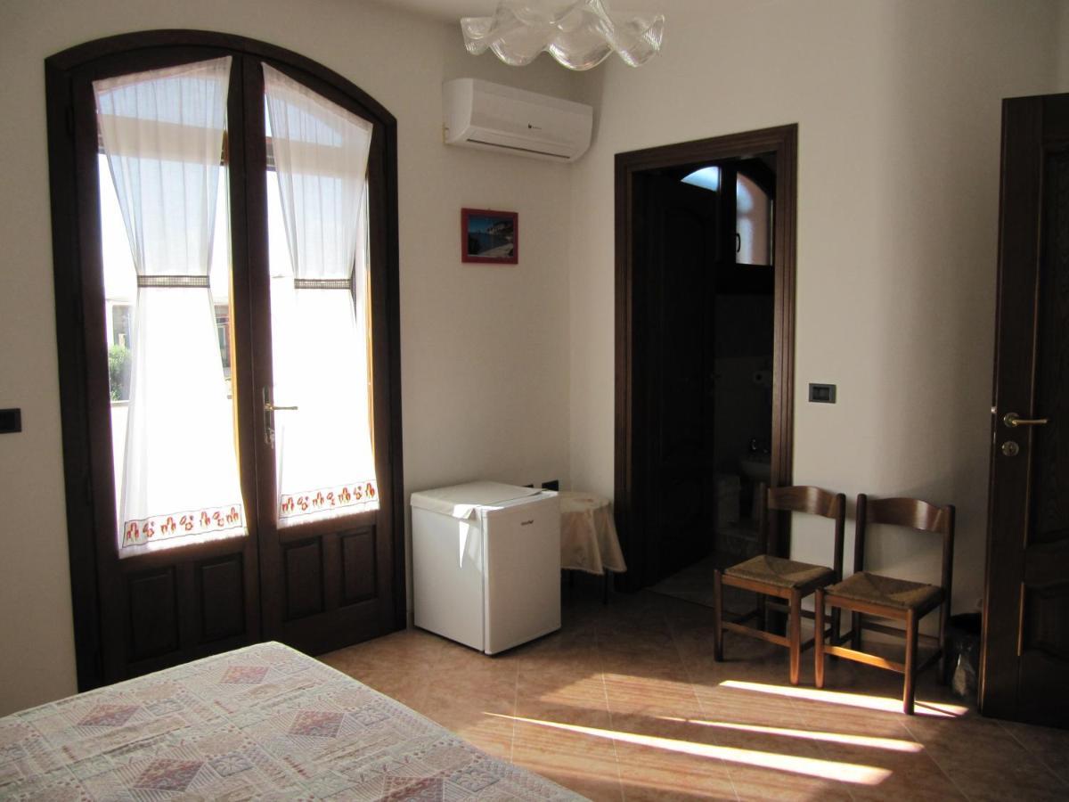 Il Portico Bed & Breakfast Uras Ngoại thất bức ảnh