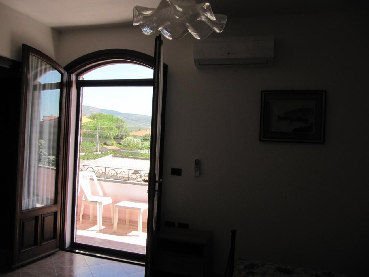 Il Portico Bed & Breakfast Uras Ngoại thất bức ảnh