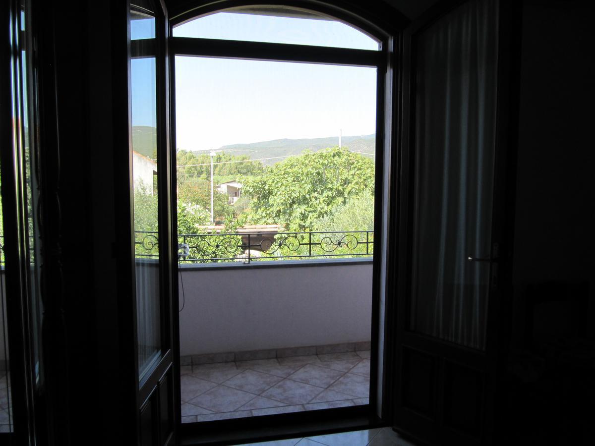 Il Portico Bed & Breakfast Uras Ngoại thất bức ảnh